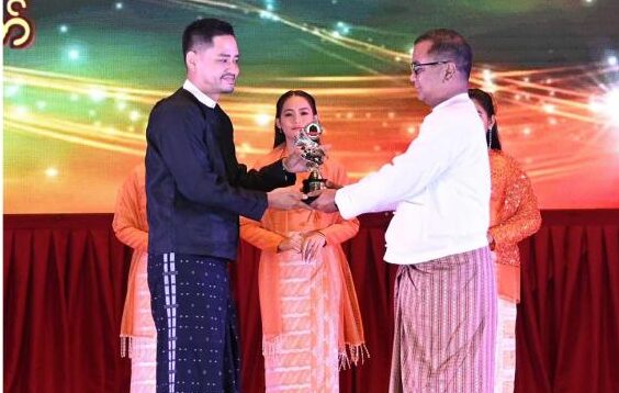 Movie and video actors Mame Thet and Khin Hlaing are artists. Brown rain Awarded outstanding awards to artists including Ohn Dai e1720895061949