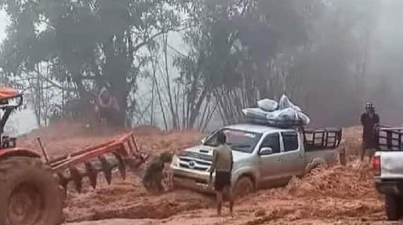 Some tiny passenger vehicles stopped in the Myawati Mawlamyine passenger and cargo transfer area e1720896994623